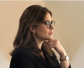 Lucele Viola em perfil, em postura reflexiva